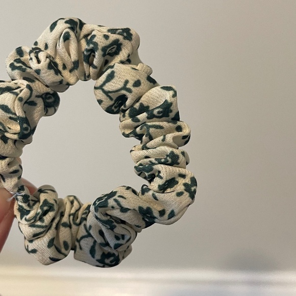 5 for $20: American Eagle skinny scrunchies - Picture 8 of 8